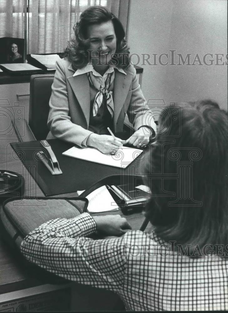 1978 Press Photo June Harrison takes loan application at Birmingham Trust Bank - Historic Images