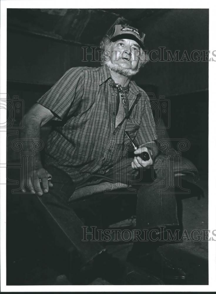 1991 Press Photo Curtis Lee Gray with pipe in hand - abna34888 - Historic Images