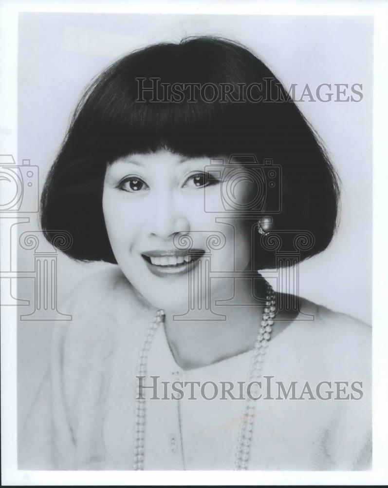 1988 Press Photo TV Journalist Yue-Sai Kan, Visits Birmingham-Southern College - Historic Images