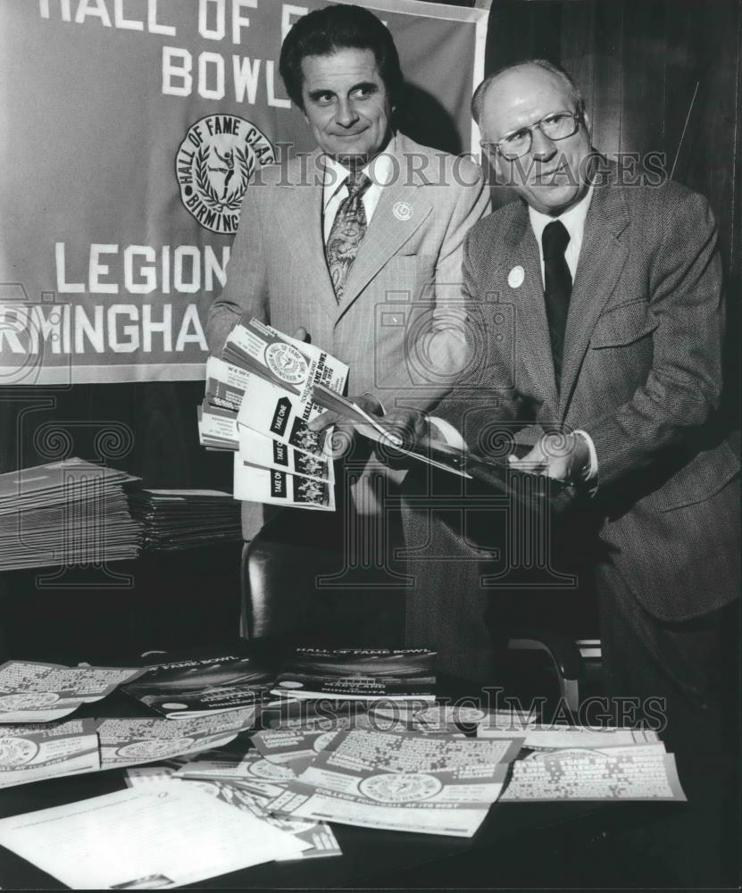 1978 Press Photo Jack Moreland of Jack&#39;s, William C. Jones with Fame Game Items - Historic Images