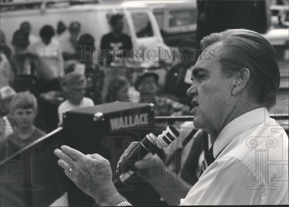 1982 Press Photo George Wallace, politician, speaks to crowd in Talledega - Historic Images