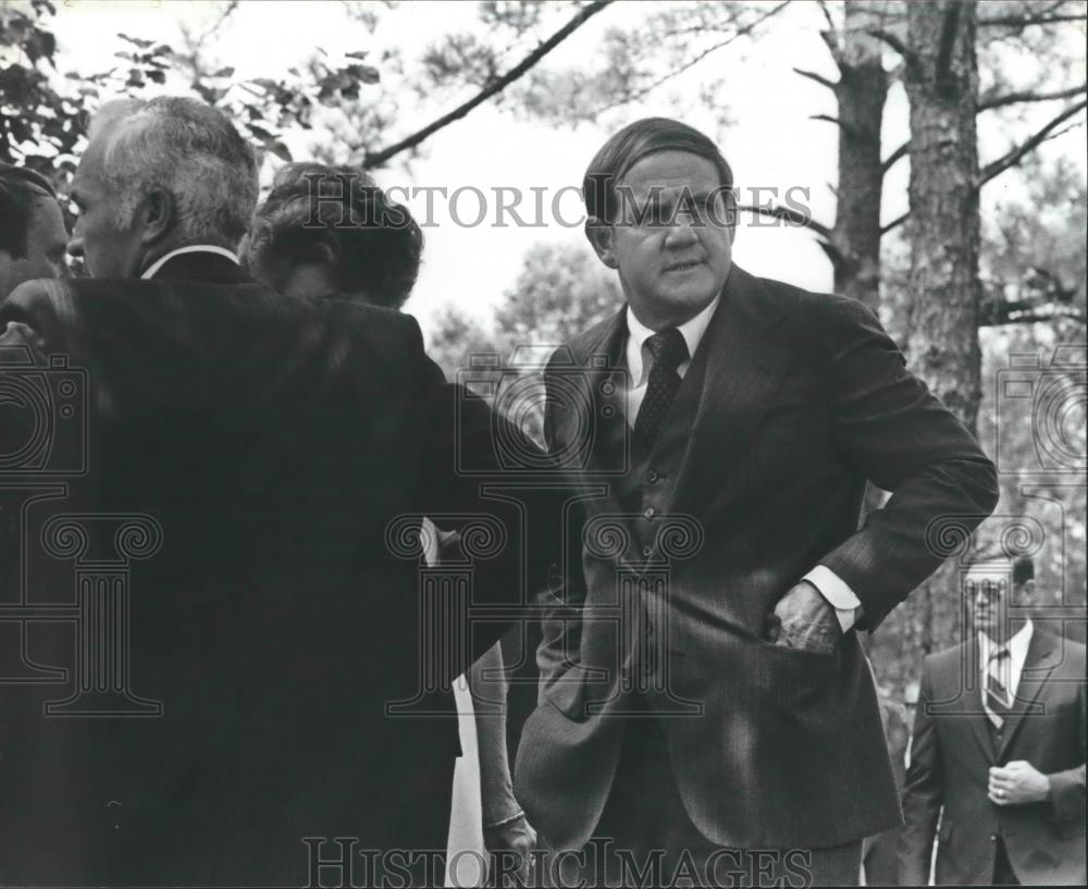 1980 Press Photo Governor Fob James with others in cemetary - abna35652 - Historic Images