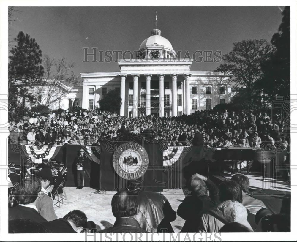 1979 Press Photo Large crowd in front of Alabama capitol building for inaugural - Historic Images