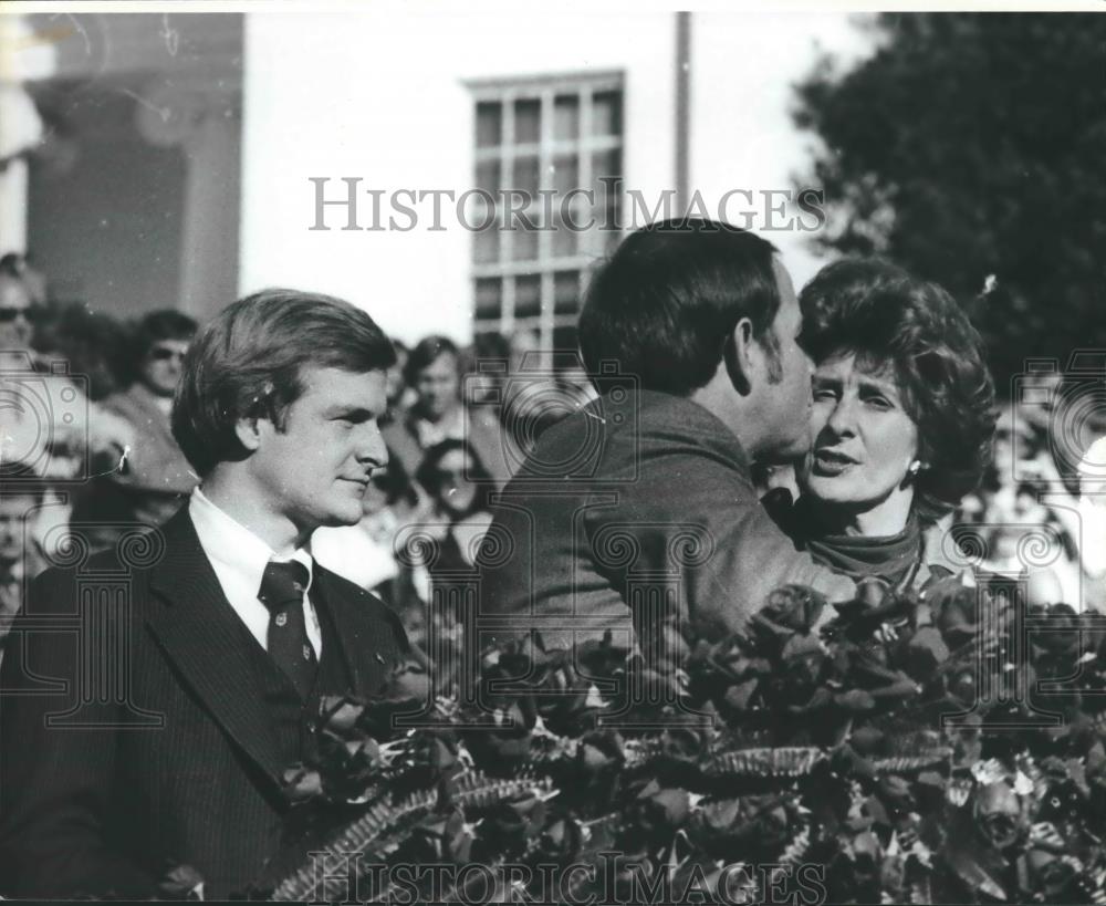 1979 Press Photo Governor Fob James, at inauguration, kisses wife, Alabama - Historic Images