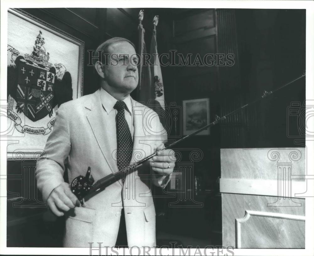 1982 Press Photo Alabama Governor Fob James with fishing rod and reel - Historic Images