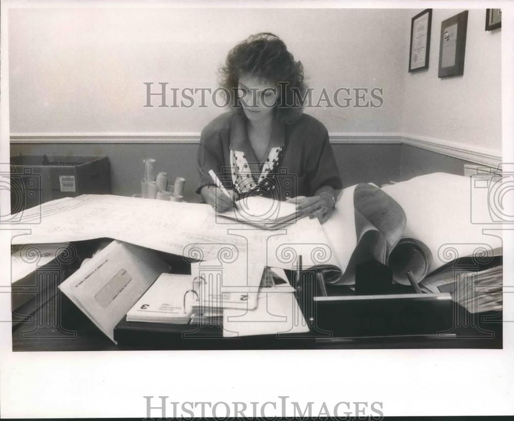 1989 Press Photo Wanda Jones working in her office, Alabama - abna35720 - Historic Images