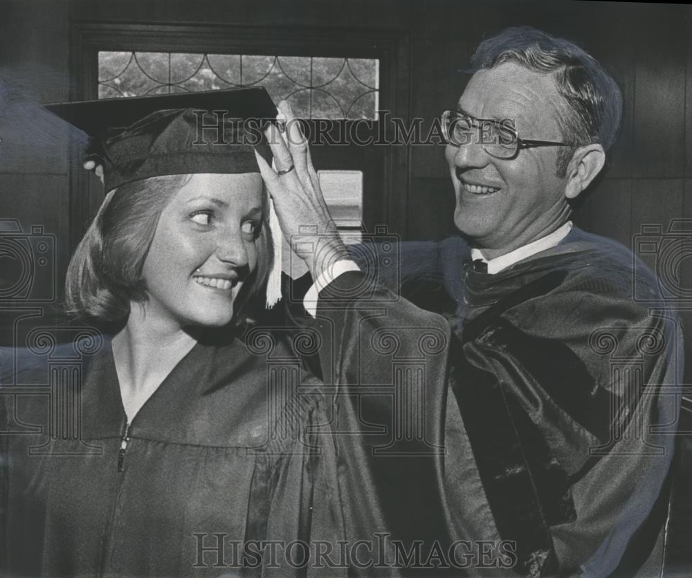 1977 Press Photo Dr. W. Edwards and graduate Julie at Samford graduation - Historic Images