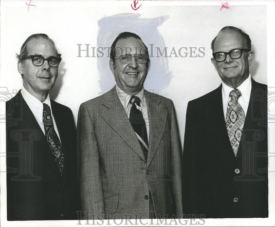 1976 Press Photo William K. Weaver Jr., Mobile College with unidentified others - Historic Images