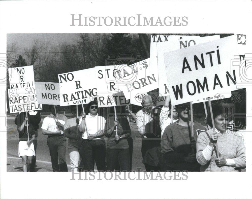 1989 Press Photo Picketing Ryan Emery Betty Smith movie - RRV72441 - Historic Images