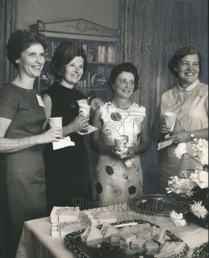 Press Photo Members of the Medical Wives of the Faculty Women&#39;s Club at Meet - Historic Images