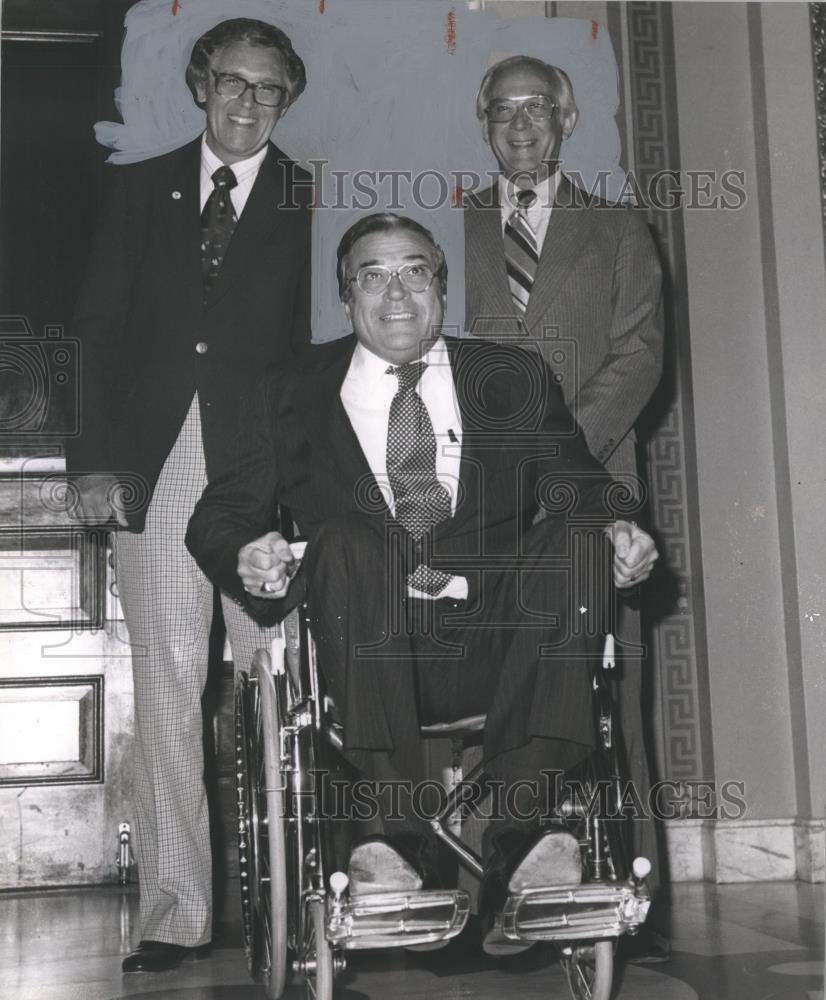 1978 Press Photo Colleagues wheel Representative Bill Dickson into chamber - Historic Images