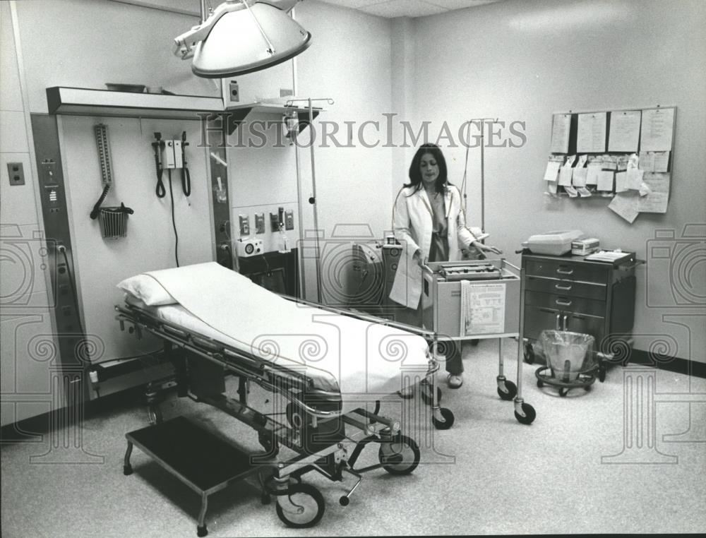 1981 Press Photo Nurse Barbara Hapeman in East End emergency room in Birmingham - Historic Images