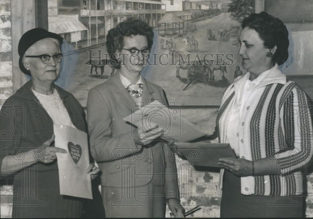 1982 Press Photo Mrs. Dan Waite Jr. discussing finances with others, Alabama - Historic Images