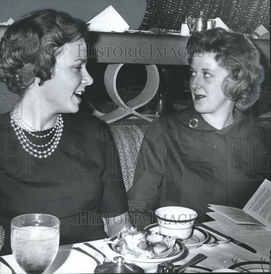 Press Photo Mrs. Barry Evans visiting with Mrs. Dan Arnold, Scribblers - Historic Images