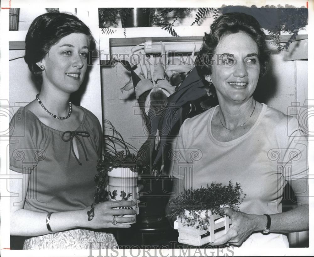 1978 Press Photo Louise Walton and Dot Barton help at the Plant Shop - abno03347 - Historic Images