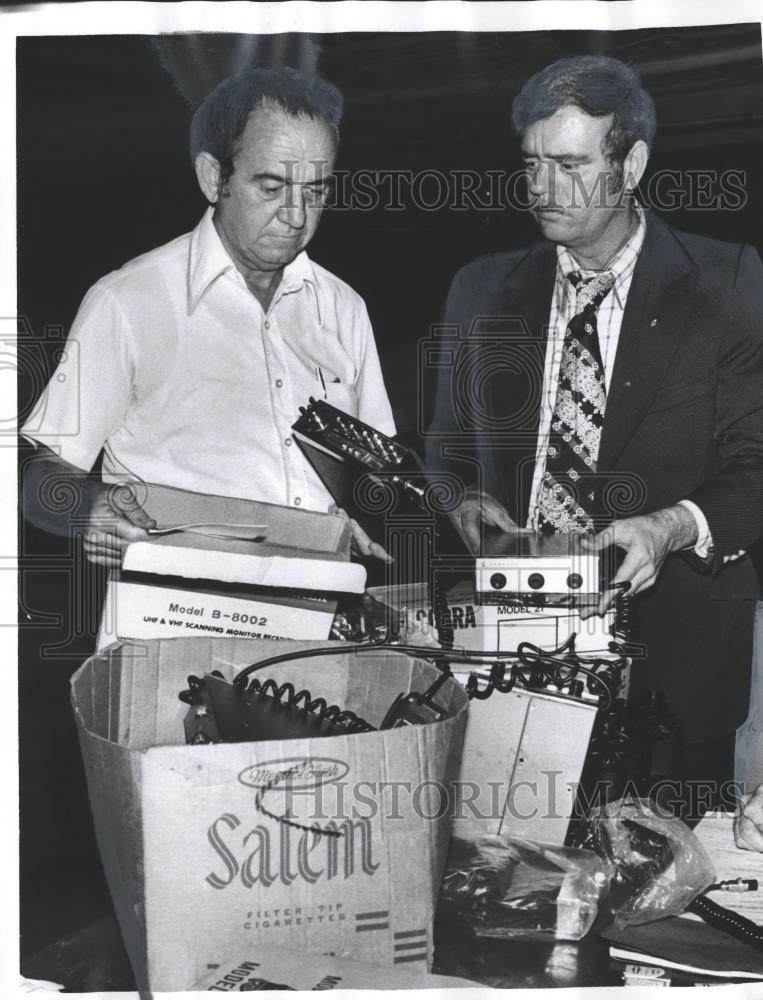 1976 Press Photo Officers view confiscated radios at city hall, Birmingham - Historic Images