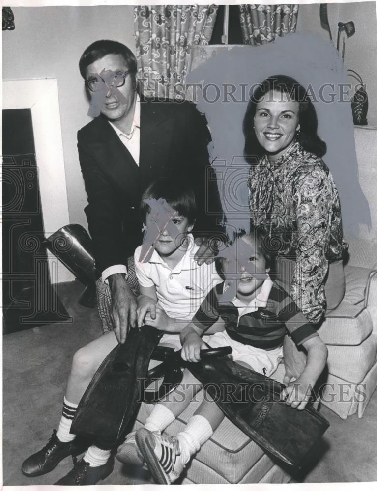 1977 Press Photo Judy Bewley, Birmingham Symphony Association, with her family - Historic Images