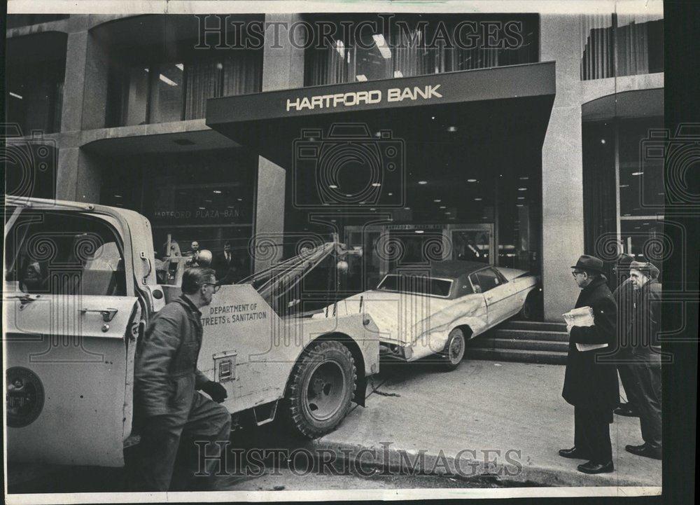 1972 Press Photo Auto accident Hartford Plaza Bank curb - RRV40563 - Historic Images