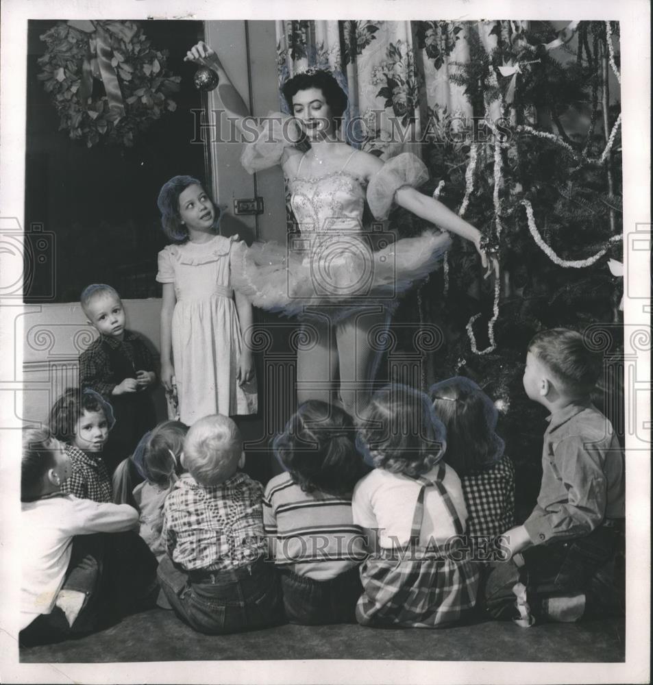 Press Photo Gage Bush dances for Community Chest nursery, Christmas party - Historic Images
