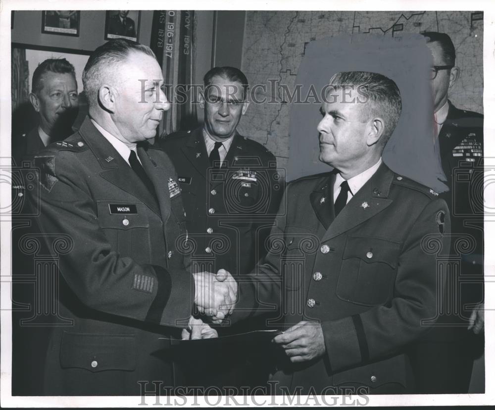 1981 Press Photo Lieutenant Colonel Hubert G. Cummings, with others, Alabama - Historic Images