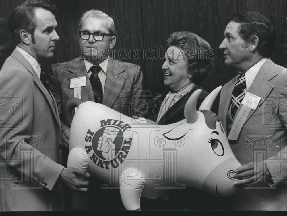 1977 Press Photo Clarence King, American Dairy Association President, at Meeting - Historic Images