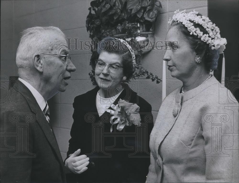 1983 Press Photo Dr. Joseph L. King &amp; United Daughters of the Confederacy women - Historic Images