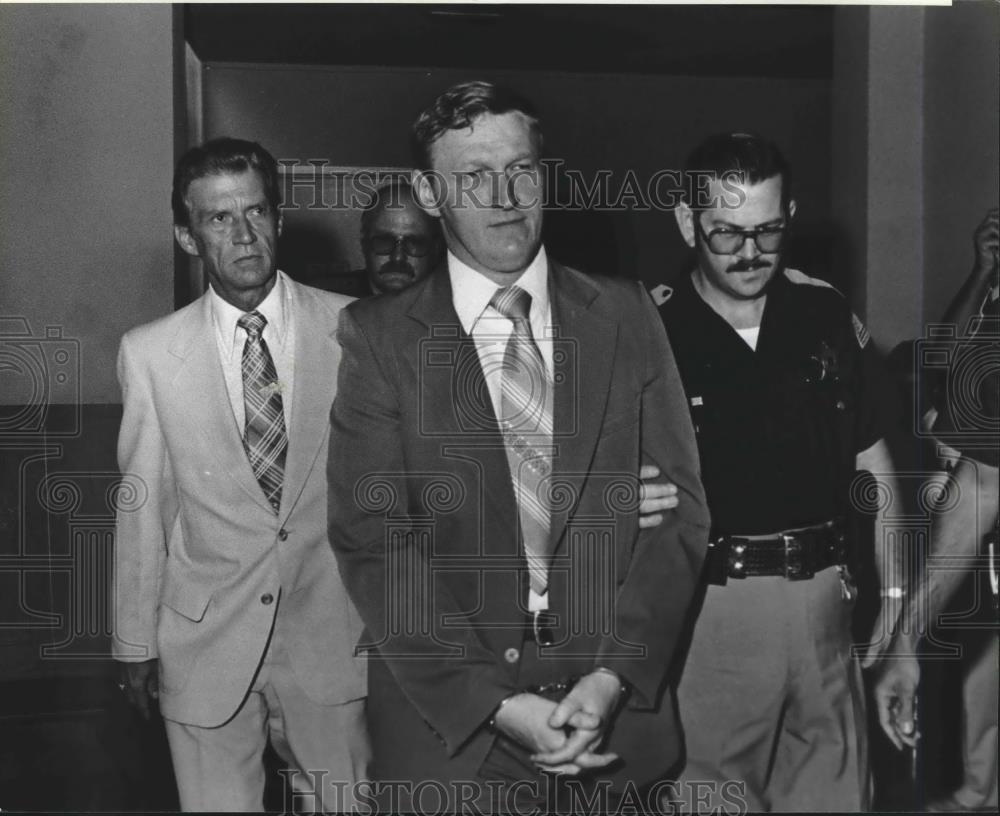 1979 Press Photo Thomas Fullman escorted by police officer to Bessemer courtroom - Historic Images