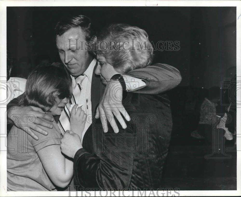 1980 Press Photo Thomas Pullman, with family, now a free man, Bessemer - Historic Images