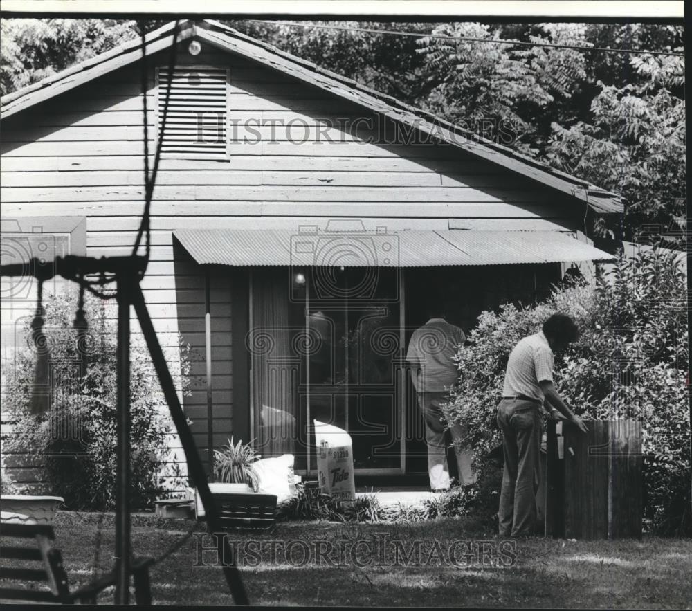 1979 Press Photo Officers searching home of Thomas Fullman, Midfield, Alabama - Historic Images