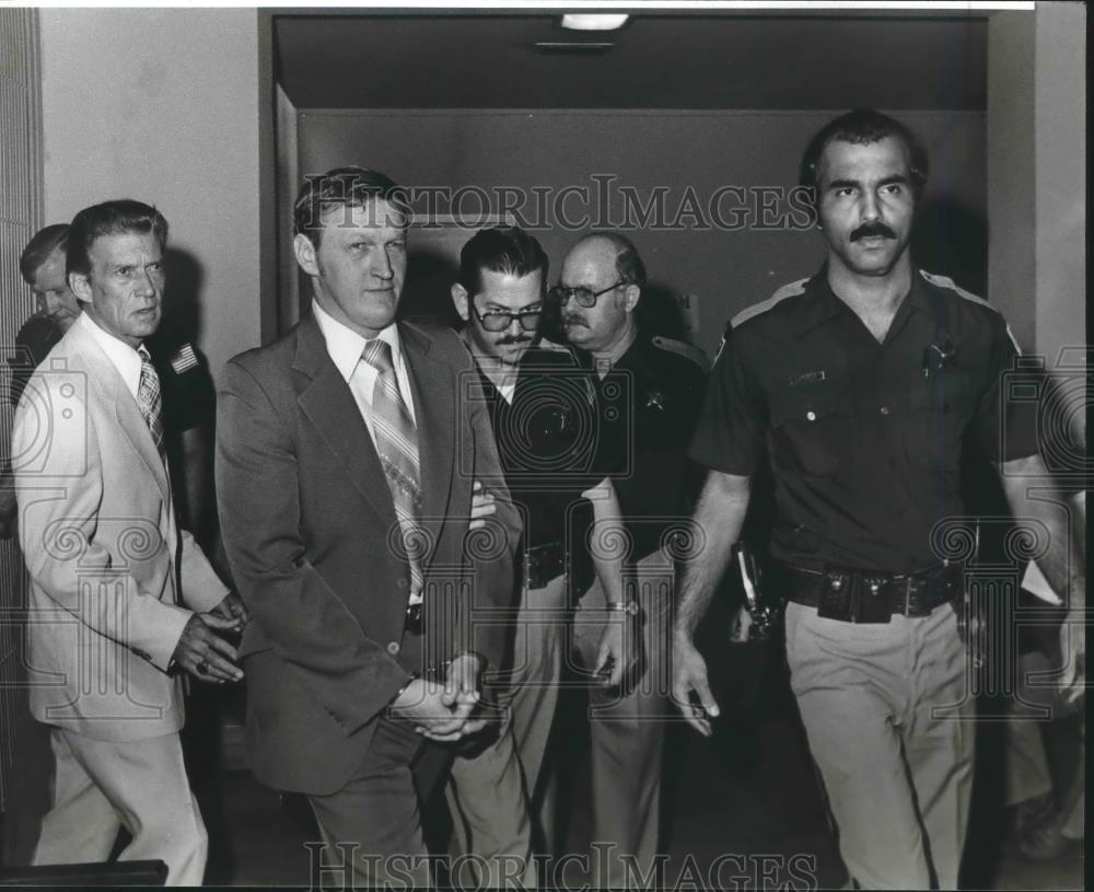 1979 Press Photo Thomas Fullman with deputies and unidentified persons, Alabama - Historic Images