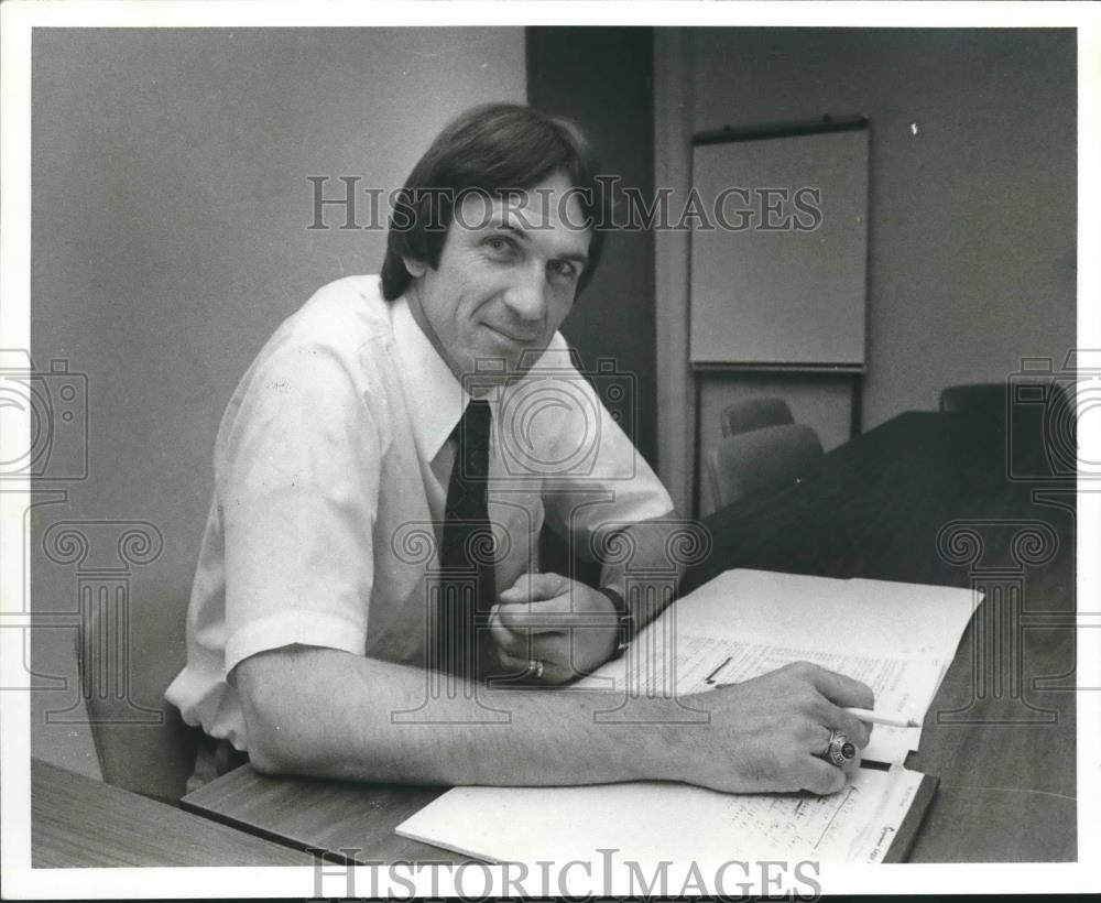 1980 Press Photo Jackie Hammock, Alabama Drivers Education, at his desk, Alabama - Historic Images