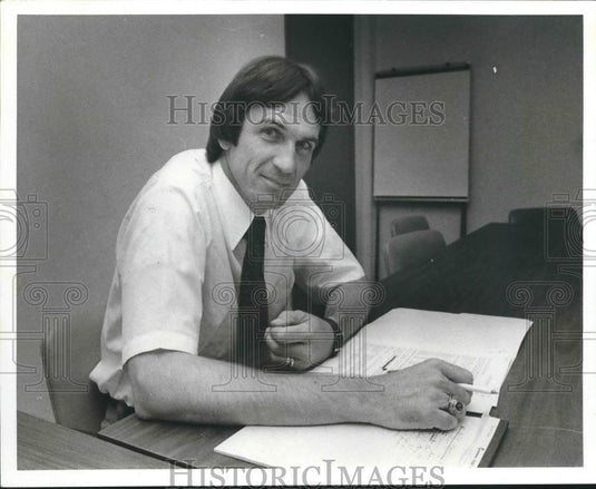 1980 Press Photo Jackie Hammock, Alabama Drivers Education, at his desk, Alabama - Historic Images