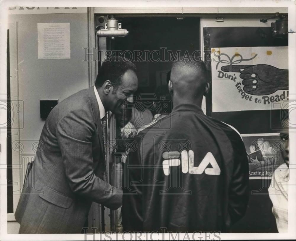 1990 Press Photo Cleveland Hammonds shakes hands, Soul Patrol, Elyton Elementary - Historic Images
