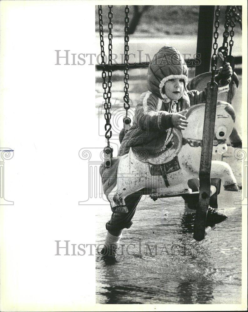 1984 Press Photo Child/Swing/Playground/Rain/Flood/Ill. - RRV64737 - Historic Images