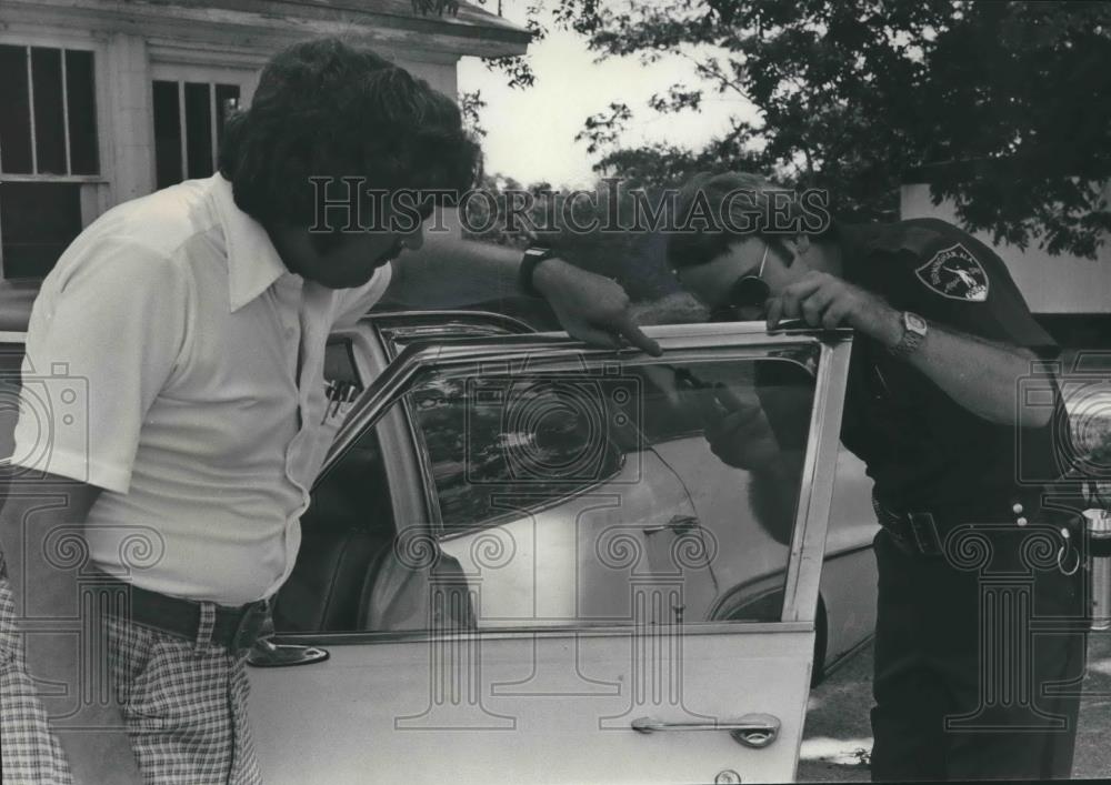 1977 Press Photo Jefferson County, Alabama Officials Check Murder Victim's Car - Historic Images