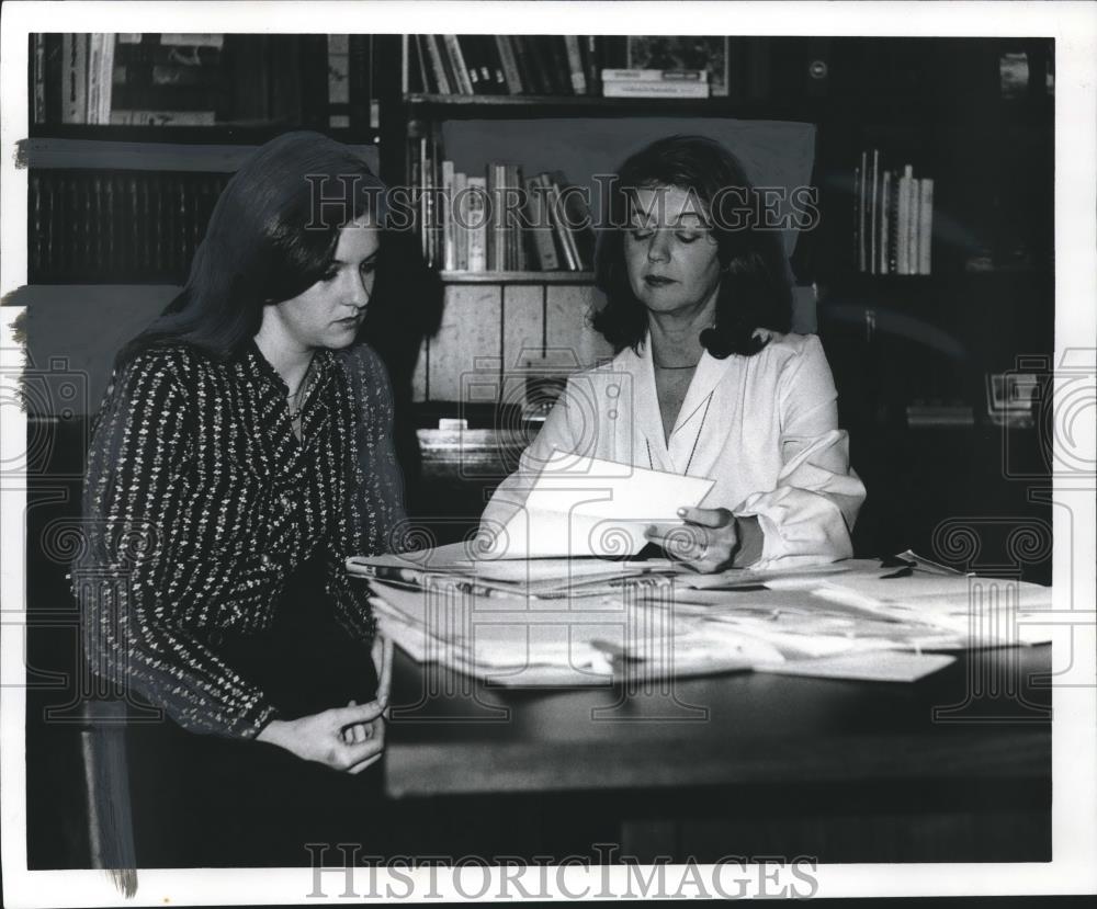 1980 Press Photo Mrs. Russell Bradford &amp; mother review Alabama &quot;good-time laws&quot; - Historic Images