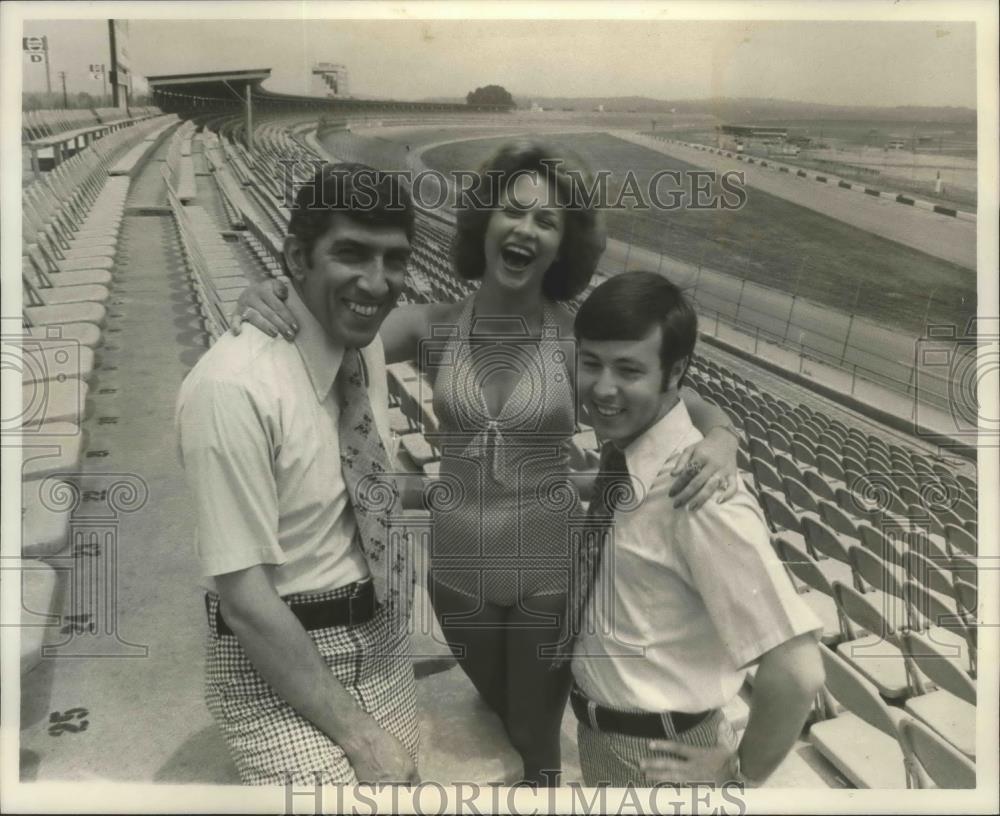 1976 Press Photo Talledega Stock Car Racing's Naman And Joy Payne, Mike Mitchell - Historic Images