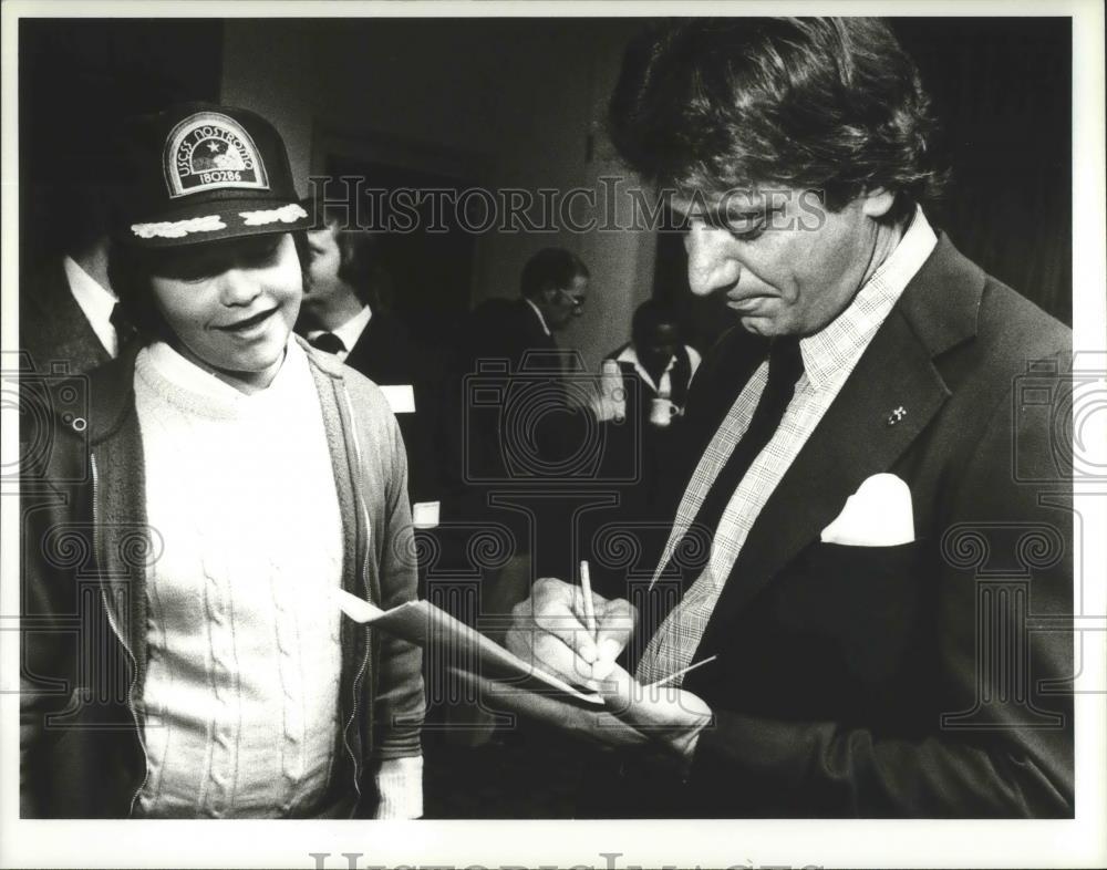 Press Photo Robby McCullars With Former Professional Football Star Joe Namath - Historic Images