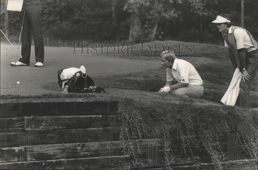 1984 Press Photo Professional Golf Legend Jack Nichlaus Studies Putting Line - Historic Images