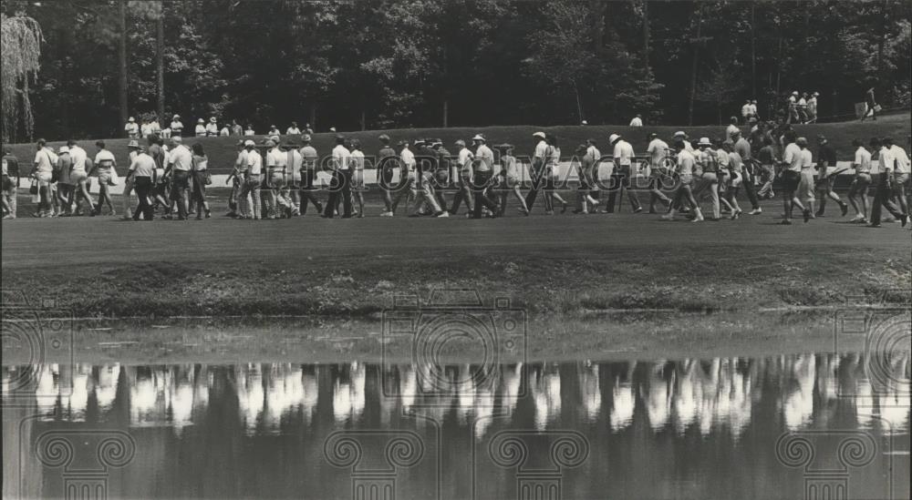 1984 Press Photo Shoal Creek Golf Spectators Reflected In Water As They Walk - Historic Images