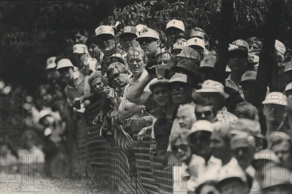 1984 Press Photo Gallery Amassed On 1st Hole At Professional Golfers Association - Historic Images