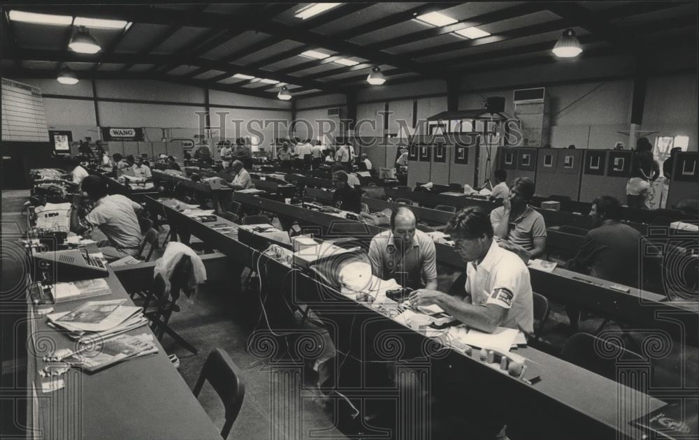 1984 Press Photo Newsmen Joe Greenday And Todd Phipers In Shoal Creek Press Room - Historic Images