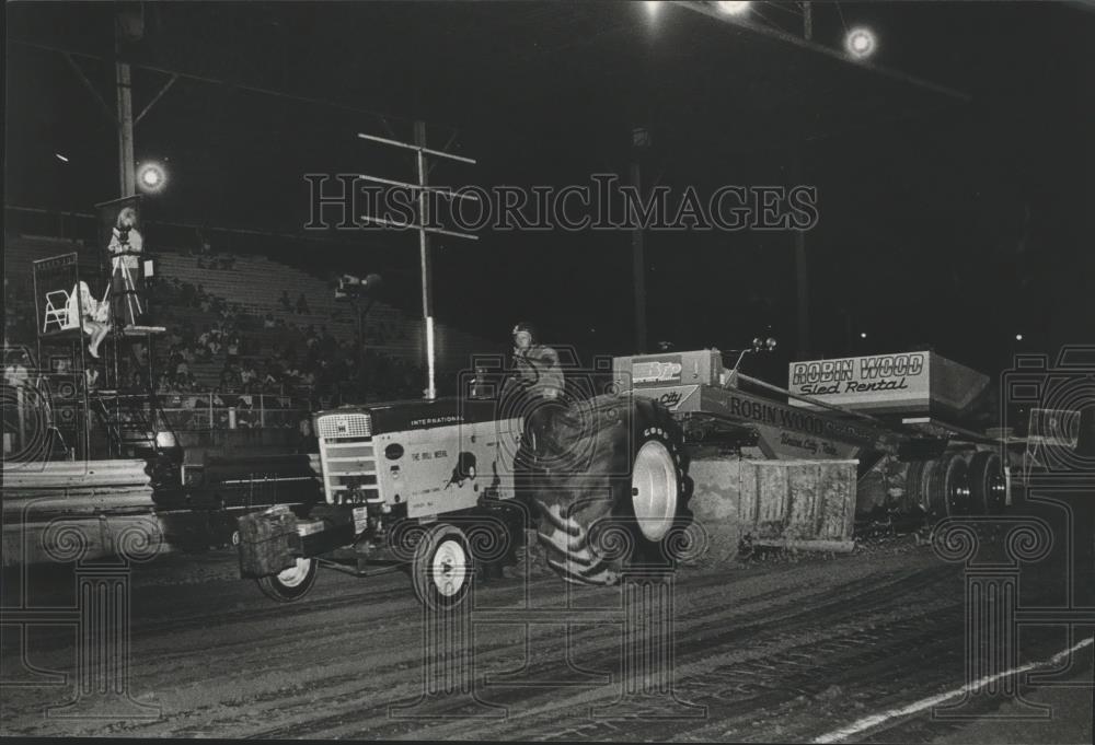 1984 Press Photo &quot;Boll Weevil&quot; With Tommy Williamson Aboard In Tractor Pulling - Historic Images