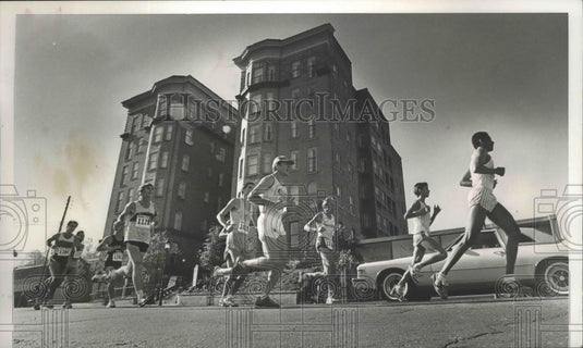 Press Photo Vulcan Run 10K Competitors Negotiate Curve Onto 20th Street South - Historic Images