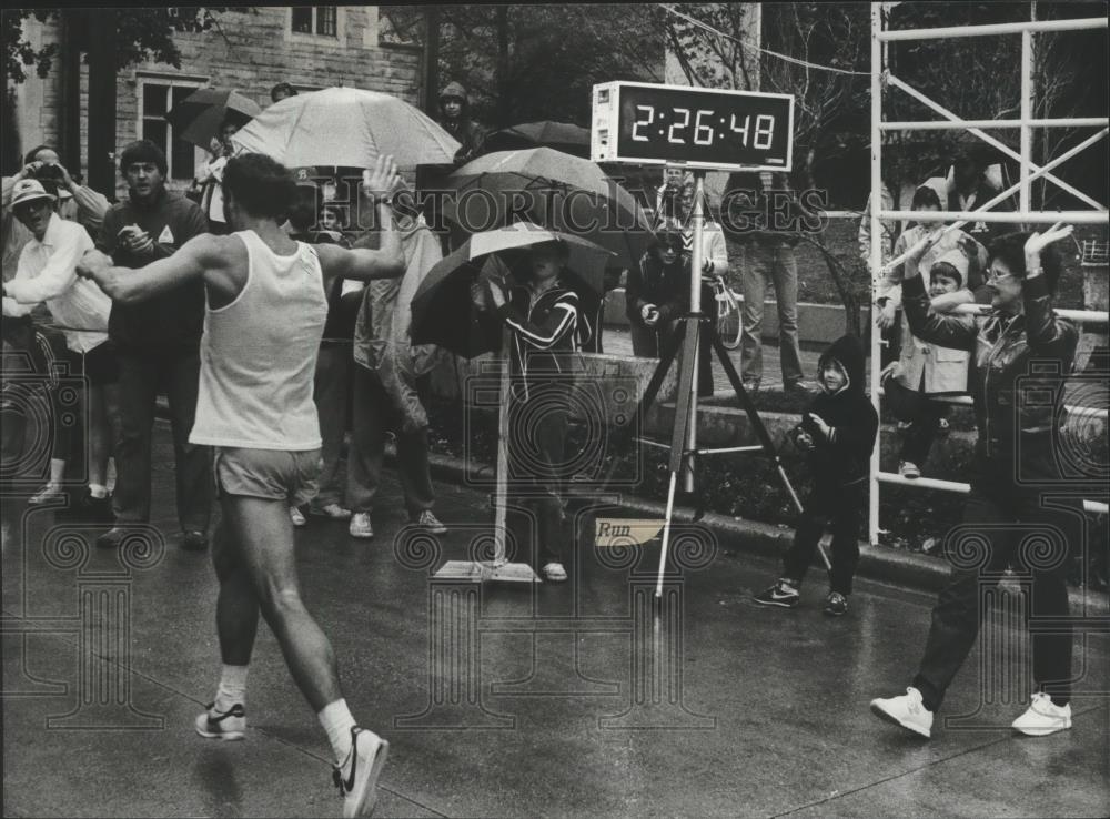 1982 Press Photo Steve Bolt Comes To A Time Display During This Rainy Vulcan Run - Historic Images