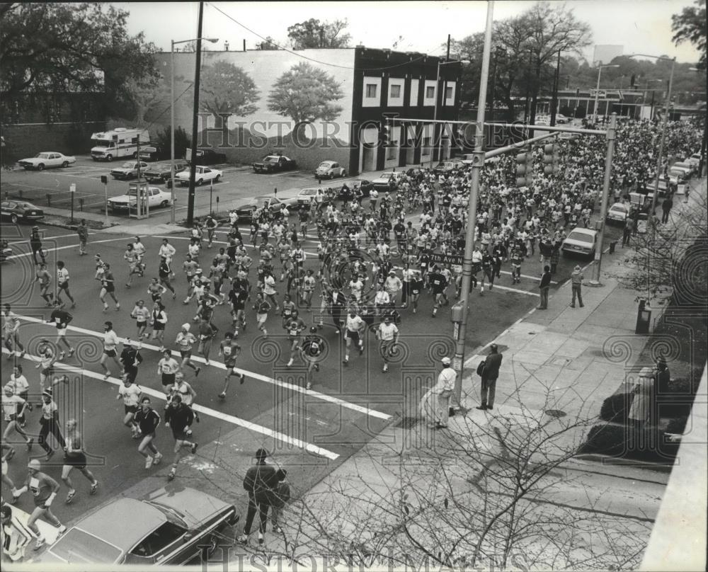 1980 Press Photo Vulcan Run Participants Fill The Streets Of Birmingham Alabama - Historic Images