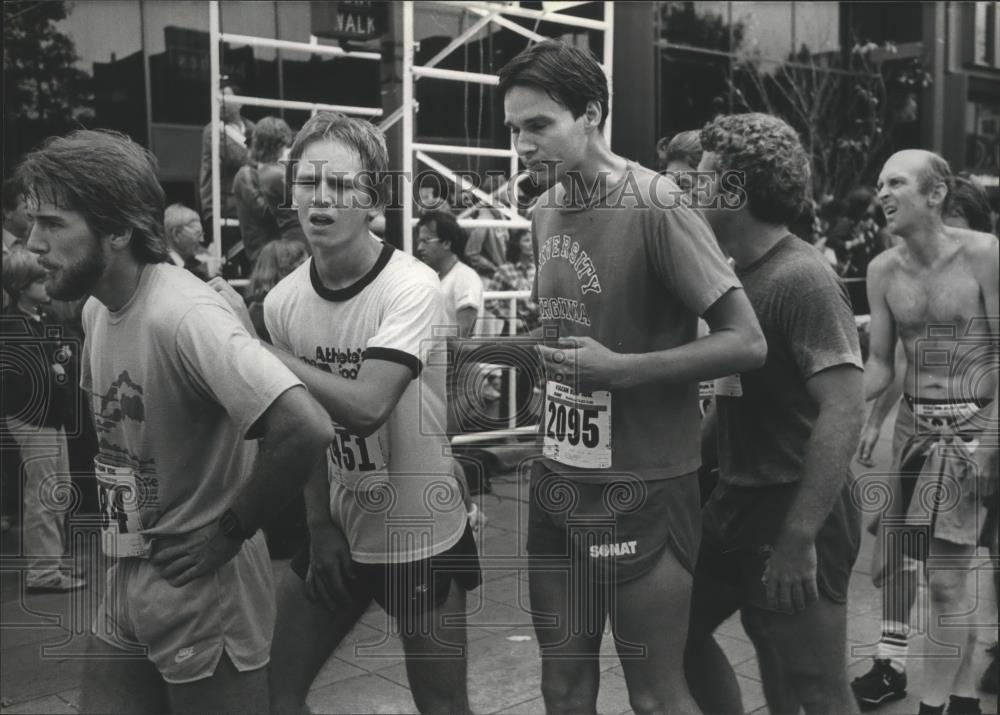 1982 Press Photo Participants In The Vulcan Run Just After They Finish The Race - Historic Images