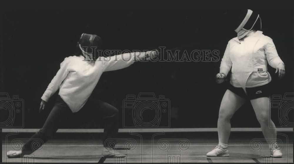 1987 Press Photo Kristin Lowry And Regina Kellenberger Practice Sport Of Fencing - Historic Images