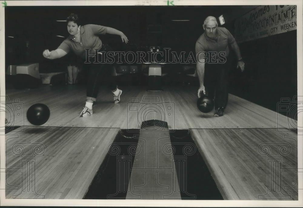 1987 Press Photo Bowlers Michelle And Her Dad Bill Garner At Super Bowl Lanes - Historic Images