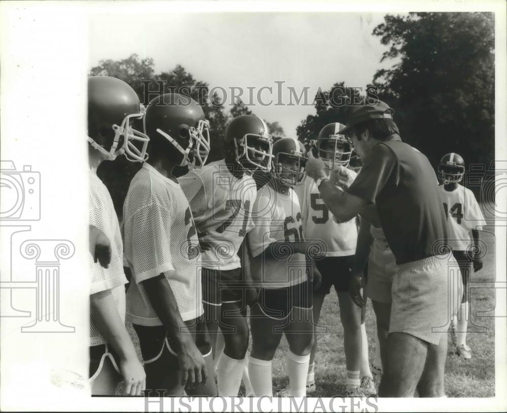 1981 Press Photo Coach Clark And Alabama School For Deaf And Blind Football Team - Historic Images